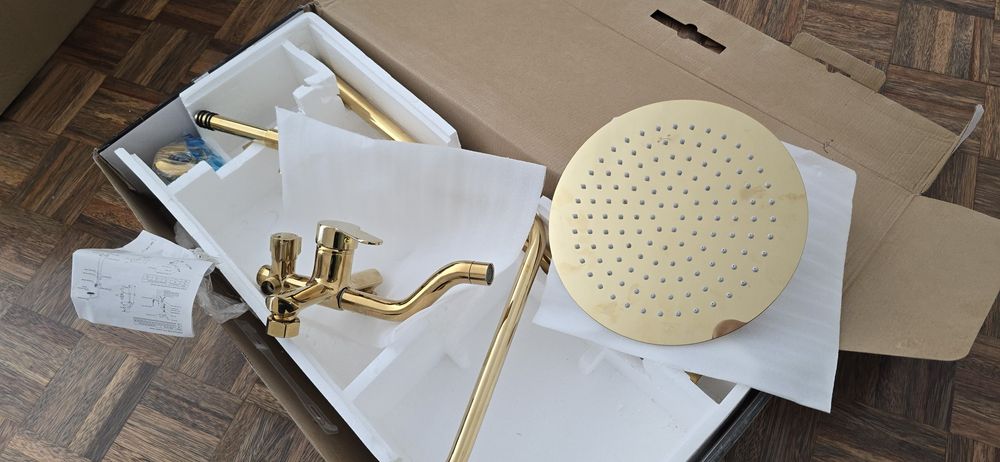 Coluna de duche em dourado