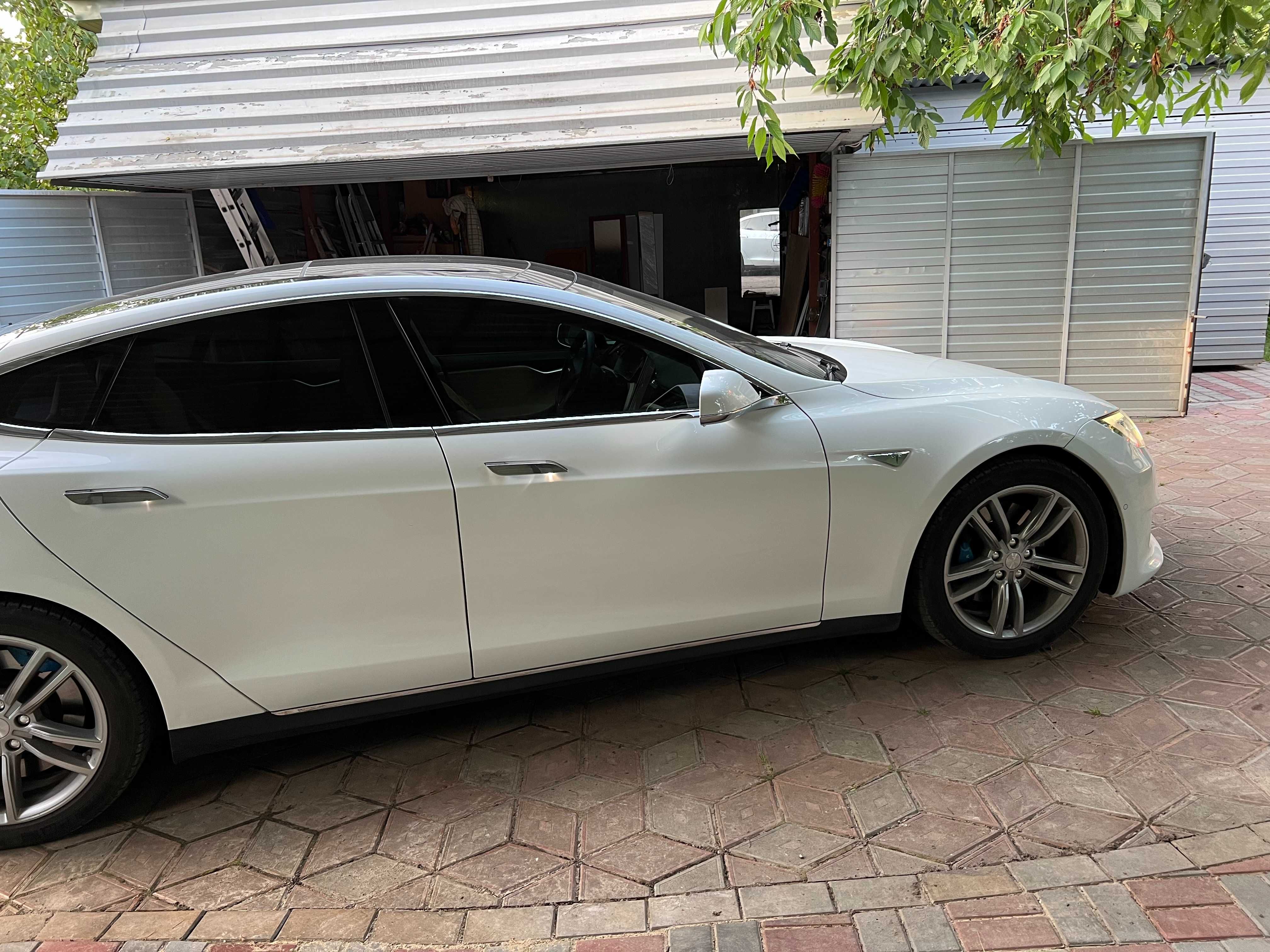 Tesla Moedl S 75D Dual motor 518 л с AWD 2015