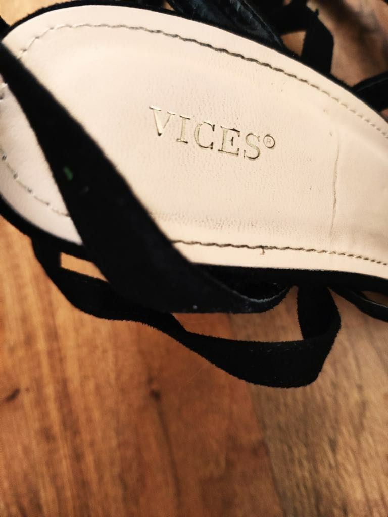 Czarne obcasy Vices.
