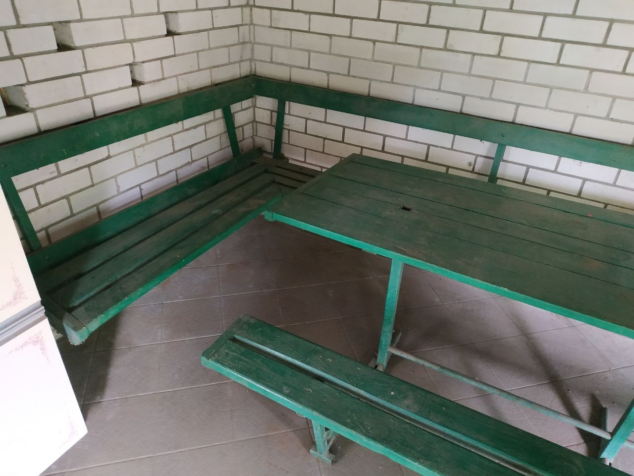 Стіл з лавочками