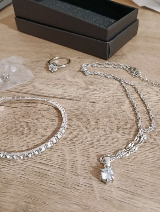 Conjunto 1 pulseira, 1 par de brincos, 1 colar e 1 anel