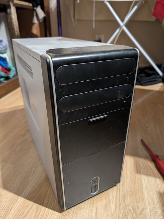 Stary komputer stacjonarny Medion PC z początku lat 2000