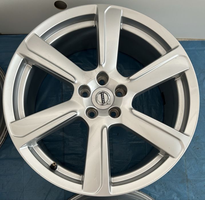 670 Felgi Aluminiowe Oryginał Volvo R 19 5x108 otwór 63,3 Bardzo Ładne