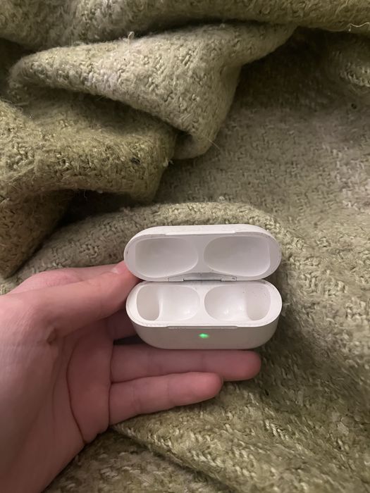 Продам кейс від навушників AirPods