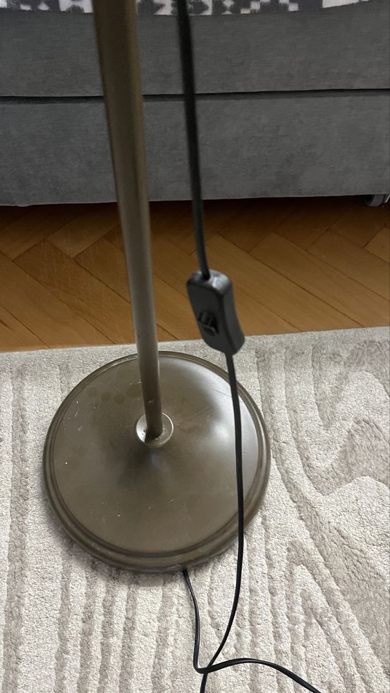 Ciężka stalowa lampa stojąca