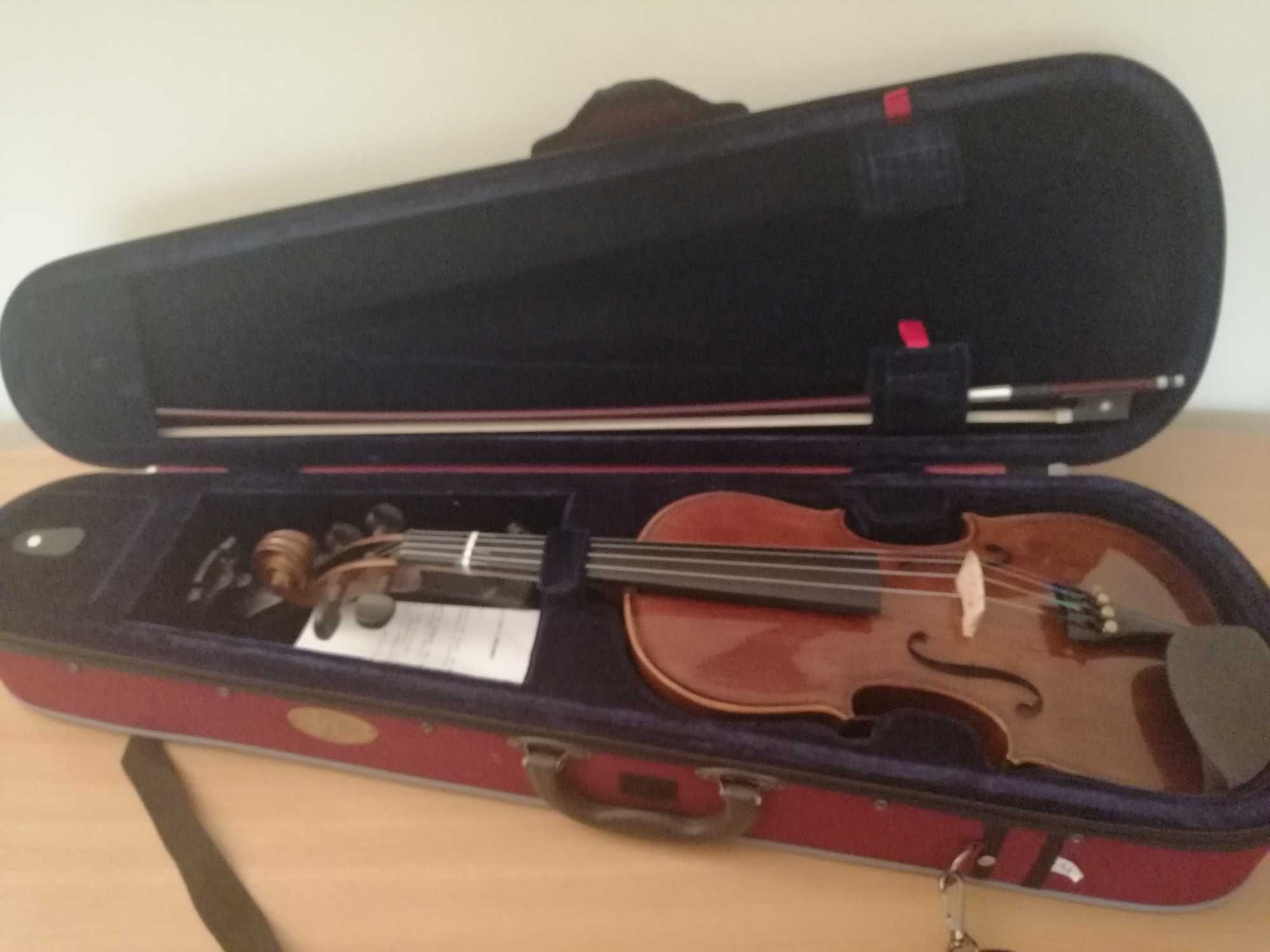 Violino com arco e estojo incluídos
