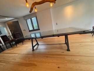 Mesa de jantar 120cmX260cm. Pé em ferro, tampo porta antiga e vidro.