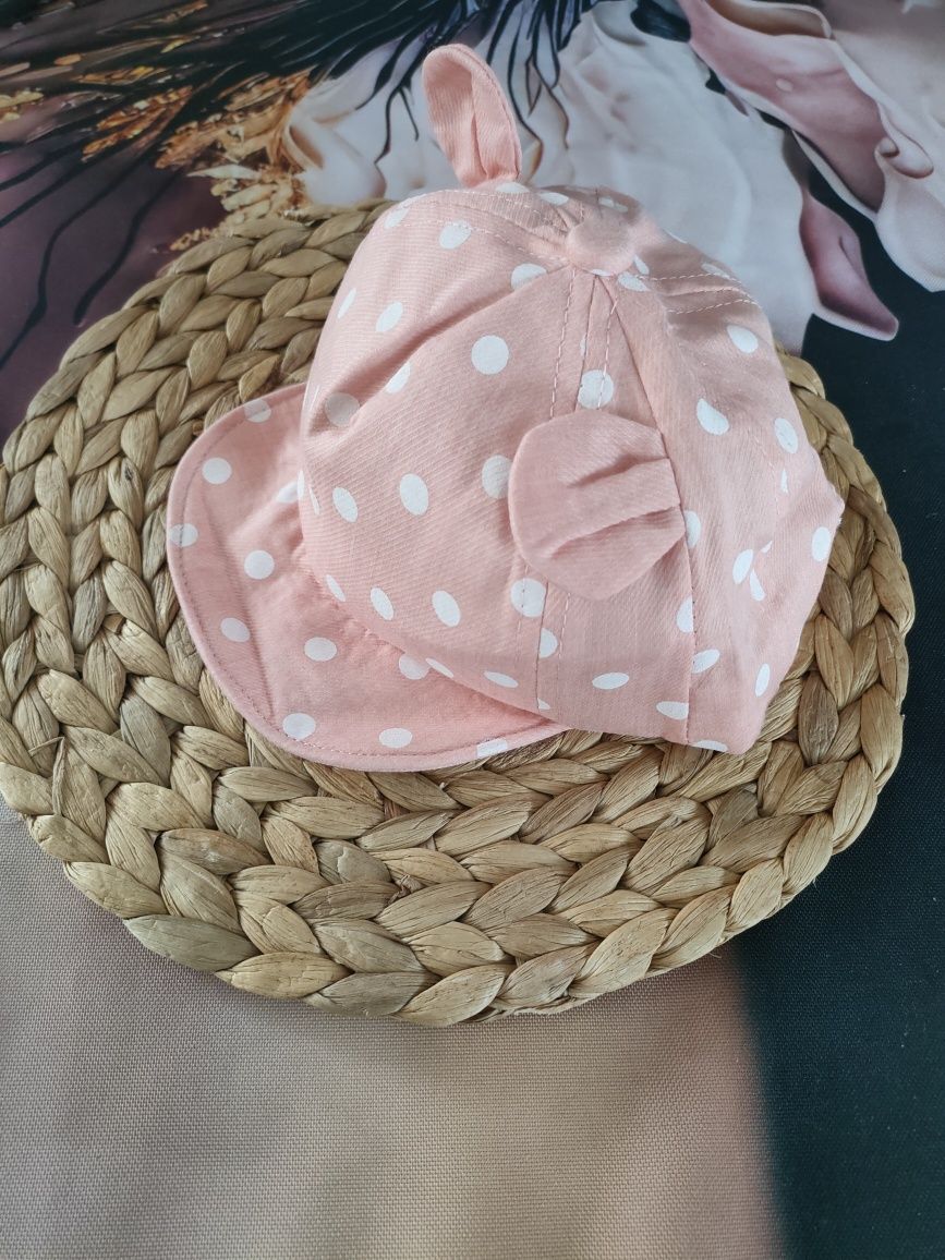 Czapka dziecięca z uszkami, w różowym kolorze w białe groszki.