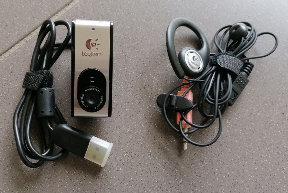 Webcam Logitech, mais auricular.