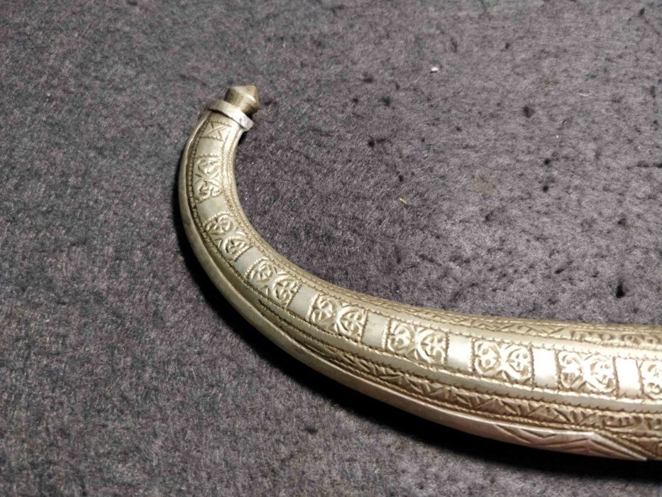 Antiga adaga marroquina , em metal e madeira