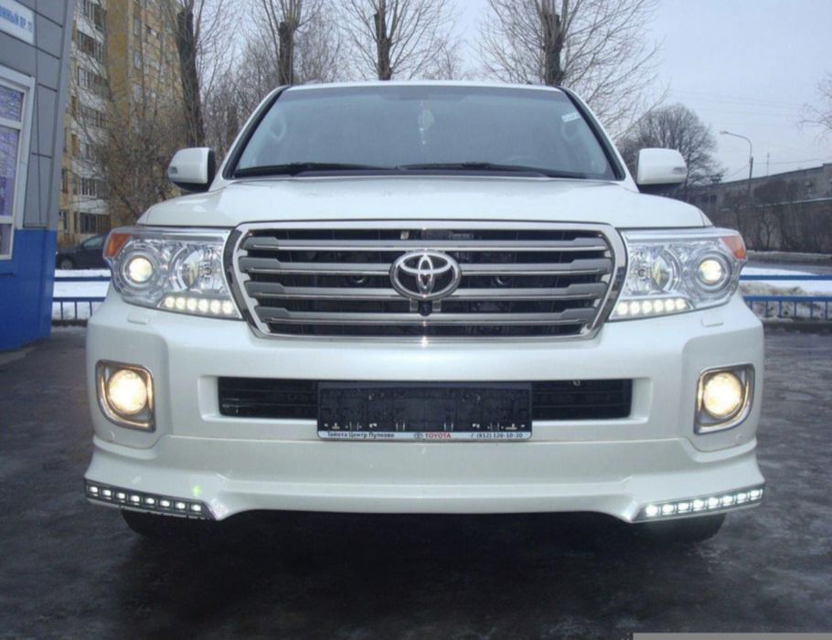 Губа на бампер юбка Toyota Land Cruiser 200 рестайлинг 2012+ с диодами