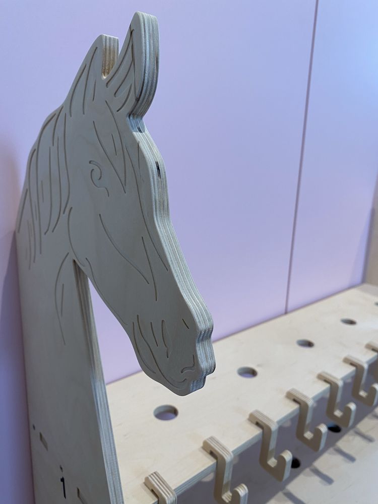 Drewniany, pięciomiejscowy stojak na hobby horse
