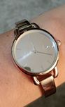 Relógio prateado, bracelete fina