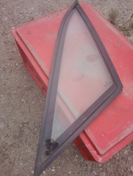 Audi 80 B3 szyba boczna karoseryjna karoserii prawa prawy tył