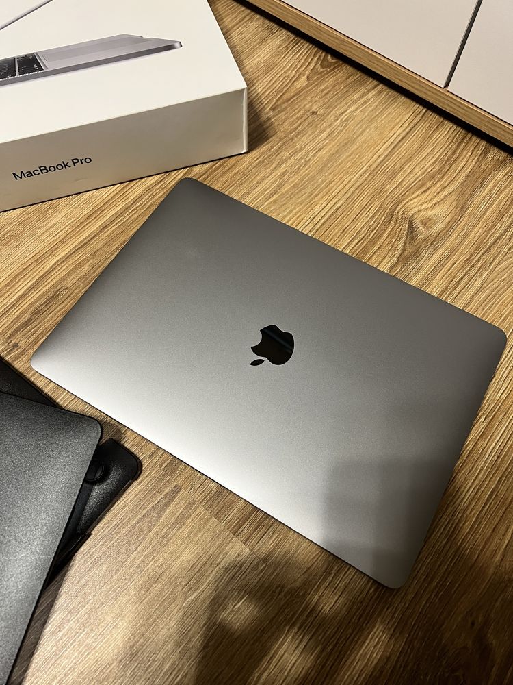 MacBook pro 13 2020 256gb 8 gb (як новий)