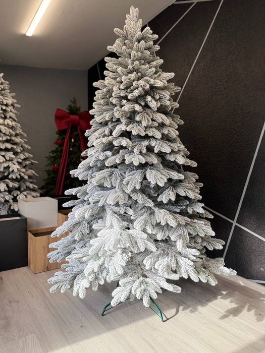 Ялинка засніжена Версаль