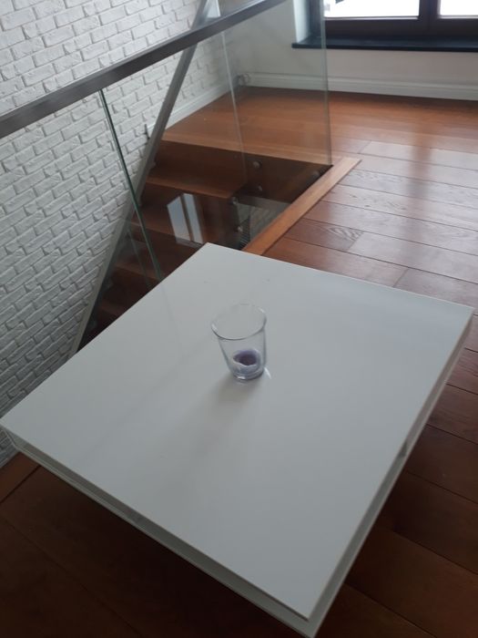 Biały stolik z szufladami