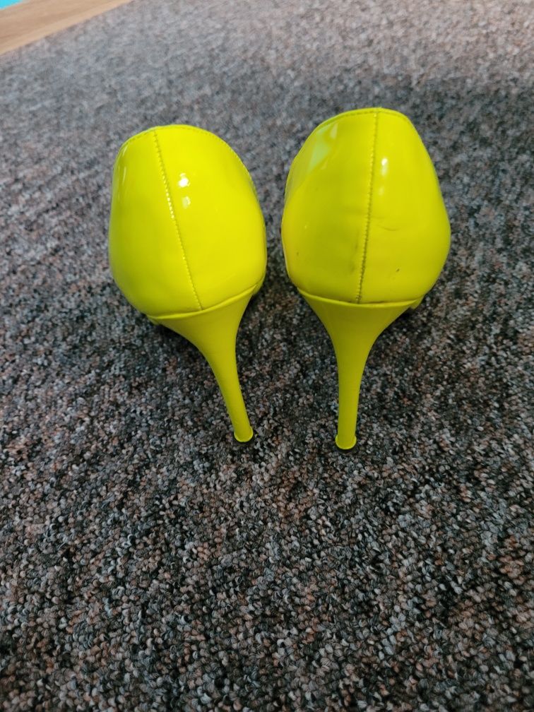 Buty na obcasie - żółte