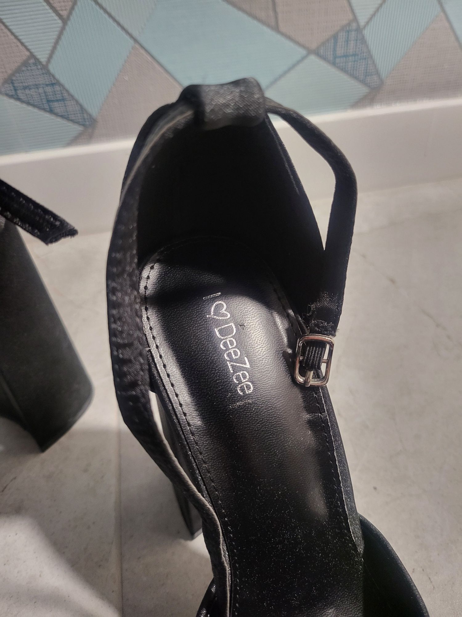 Buty na slupku obcasie czarne eleganckie platforma Deezee rozmiar 40
