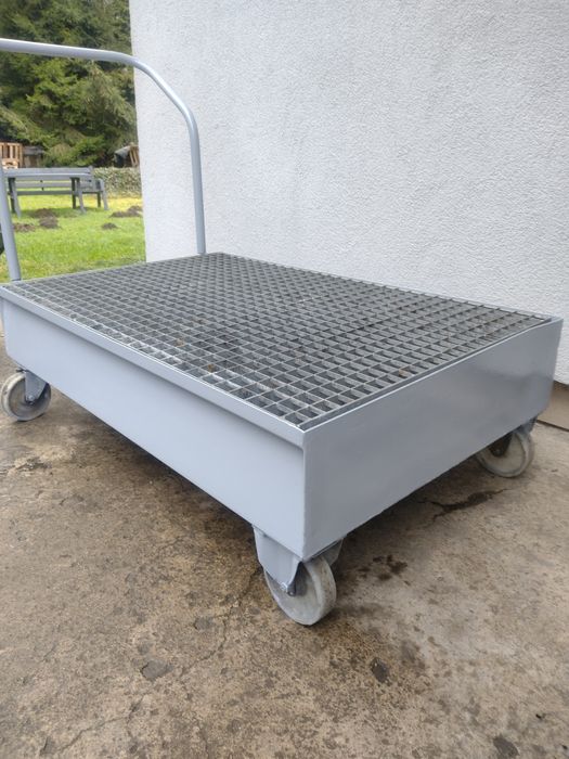 Stalowa, mobilna wanna ociekowa z kratownicą.