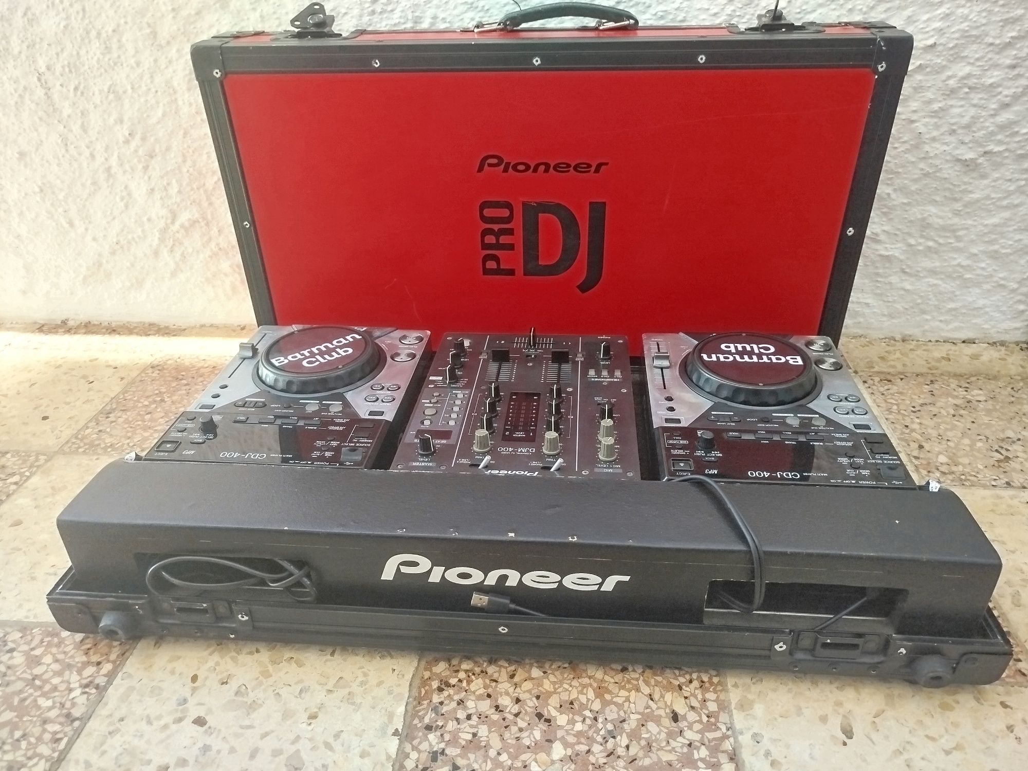 Case c/ 2x Pioneer CDJ 400 + Mesa DJM 400