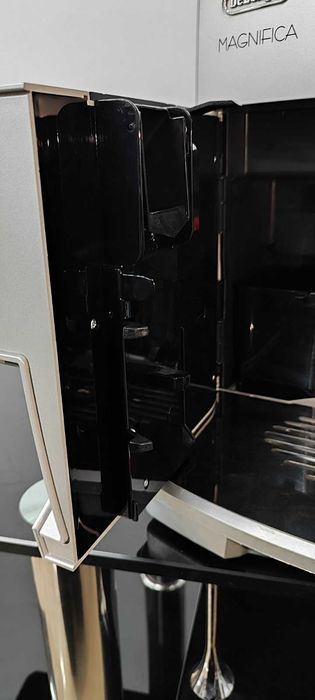 Кавомашина DeLonghi Magnifica ESAM 04.110 S – практично нова!