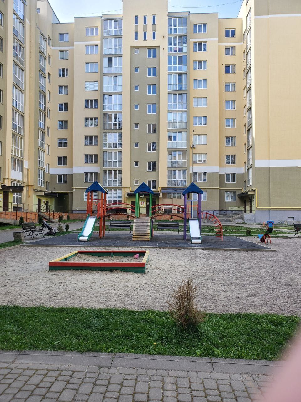 Продаж 2-к квартири (65м2) по вул. Роксоляни - 58000$