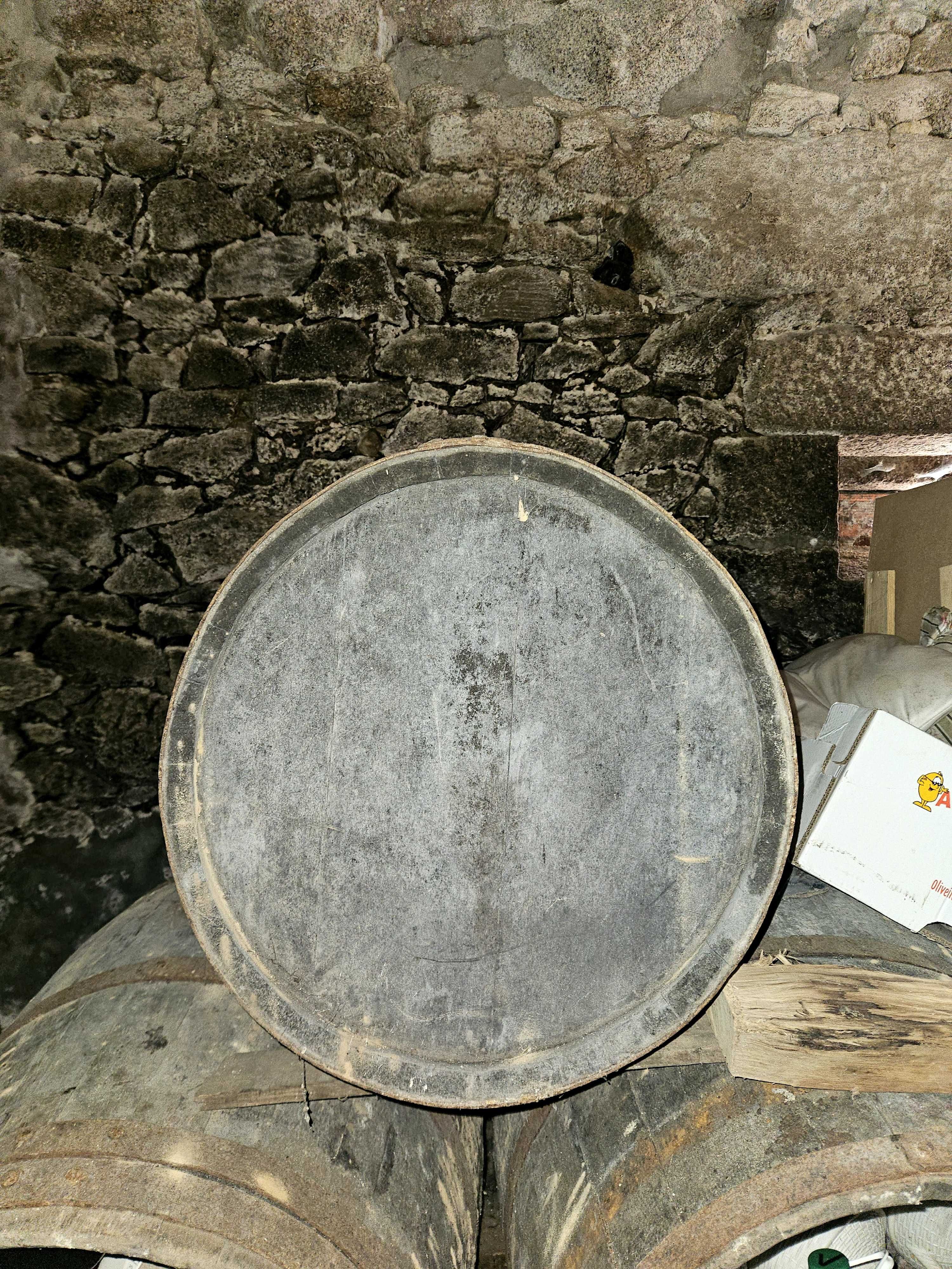 Meia pipa de madeira
