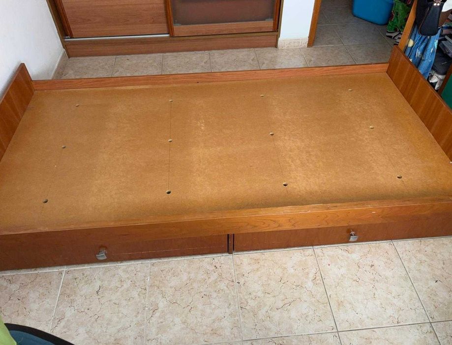 Cama de criança com secretária