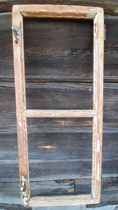 Stare zabytkowe drewniane podwójne okno