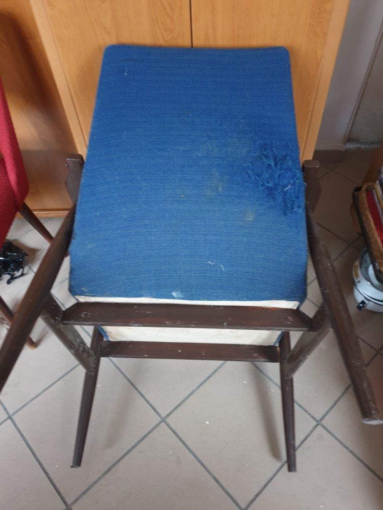 Stary fotel Lisek z kolekcji PRL-u.