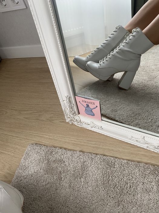 Чобітки білі на шнуровці фірми Bershka