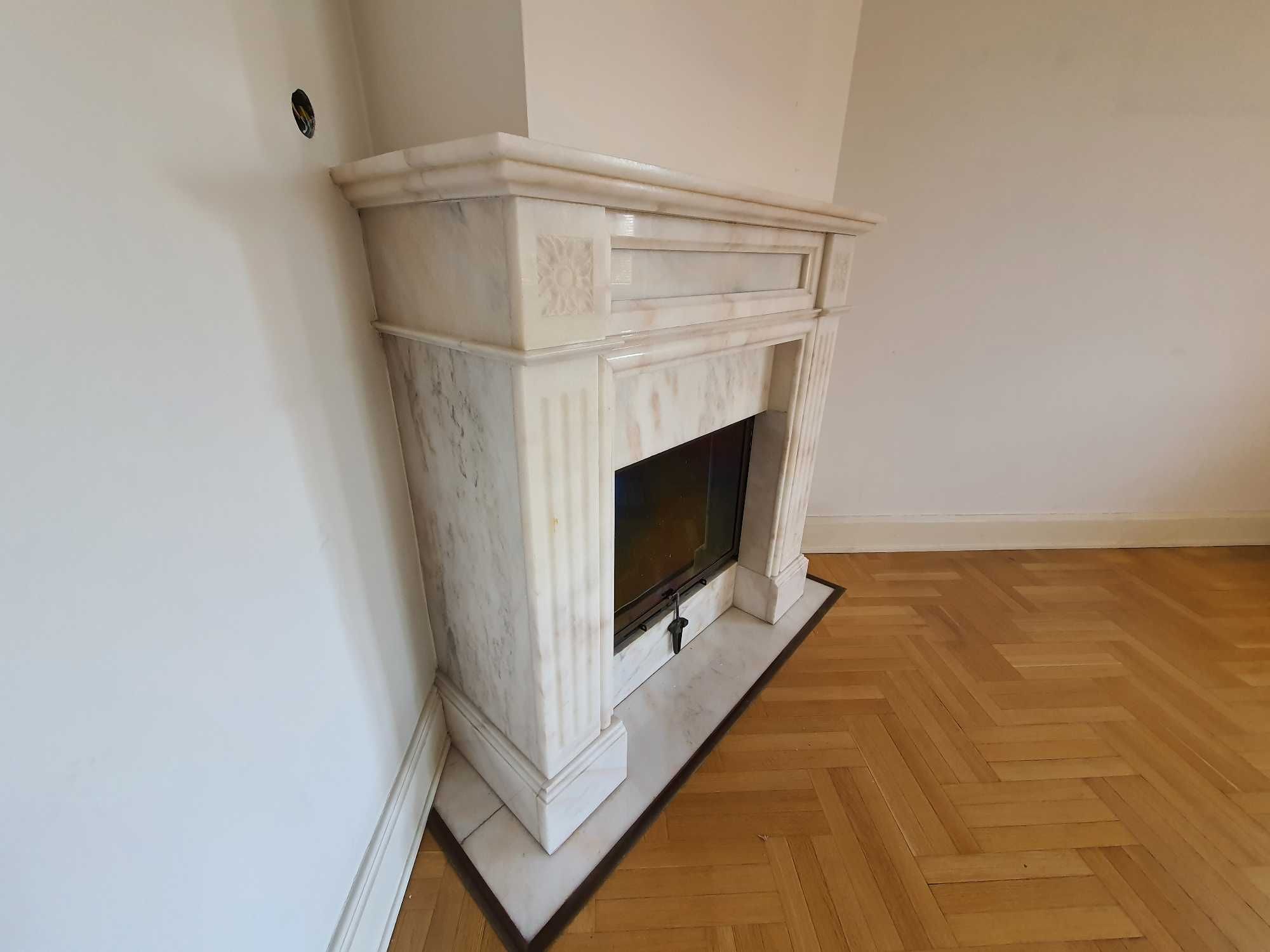 Piękny klasyczny marmurowy kominek z wkładem, Lublin