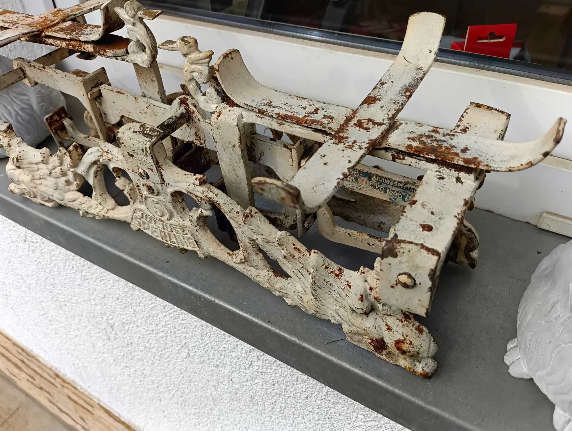 Waga szalkowa Sperling -Gryfy 1946 rok . Tarowniki i szalki mosiężne.