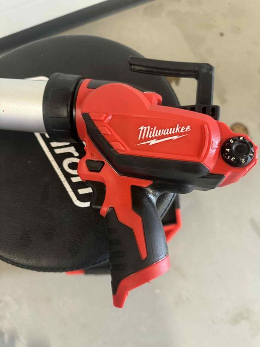 Wyciskacz do silikonu Milwaukee M12 PCG