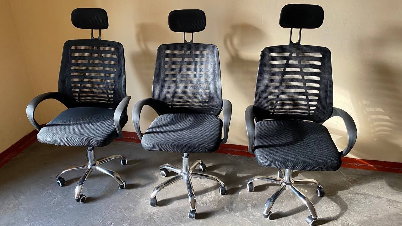 Офісні крісла з тканиною і сіткою, стиль і комфорт
