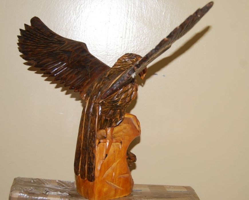 Rzeźba drewniana orzeł z rozpostartymi skrzydłami