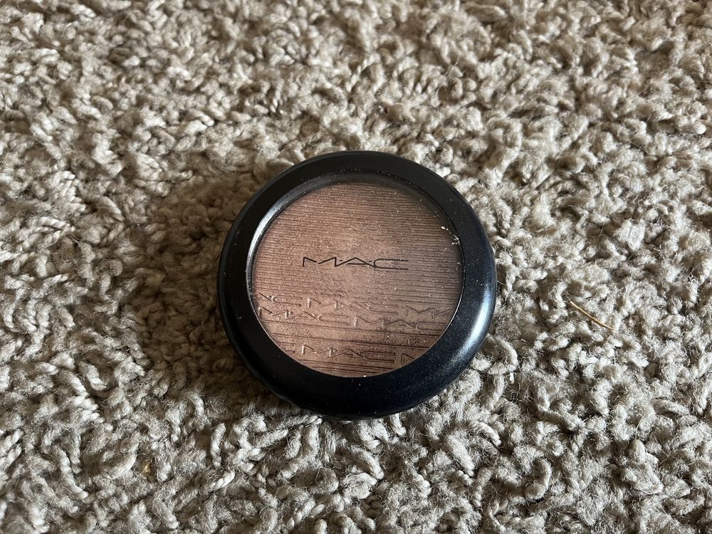 Mac Extra Dimension Skinfinish rozswietlacz do twarzy puder Superb