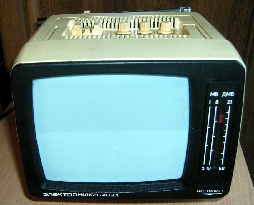 Stary telewizor kineskopowy Elektronika 409 A- działa
