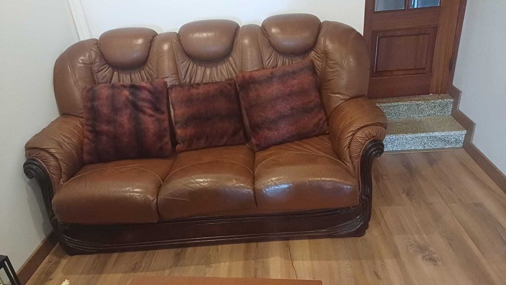 Conjunto sofás em pele genuína