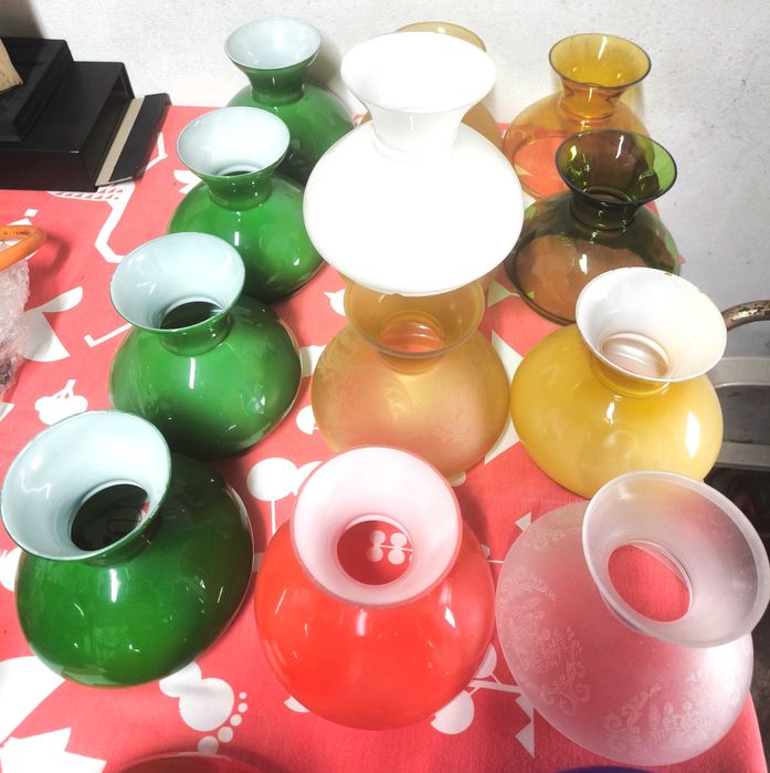 Tulipas , abatjours / abajures em vidro opalino ou opalizado .