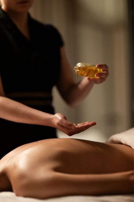 Massagens de relaxamento terapêuticas .Esfoleaçäo corporal e Idrataçao