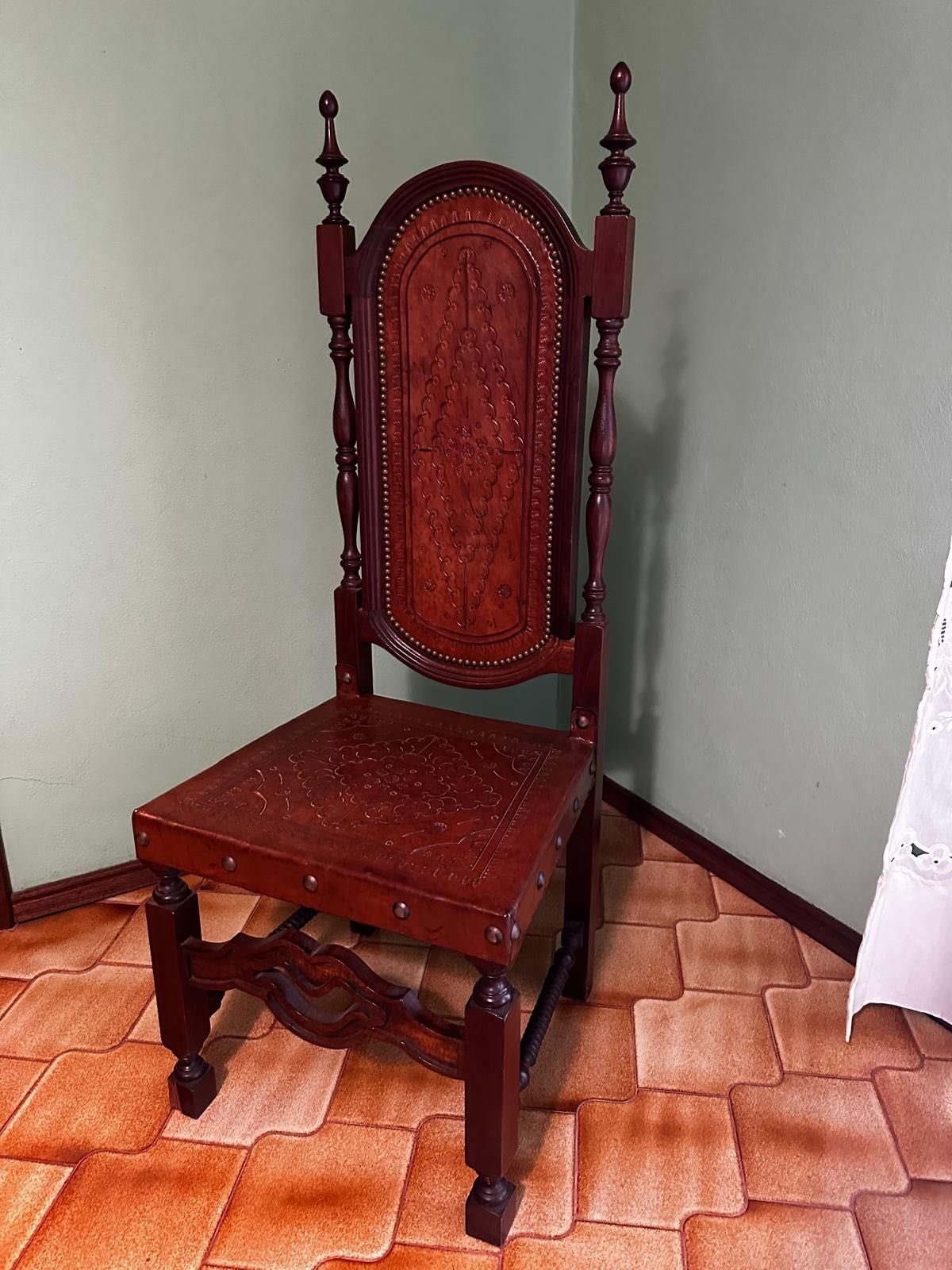 Móvel de sala de jantar com mesa e cadeiras
