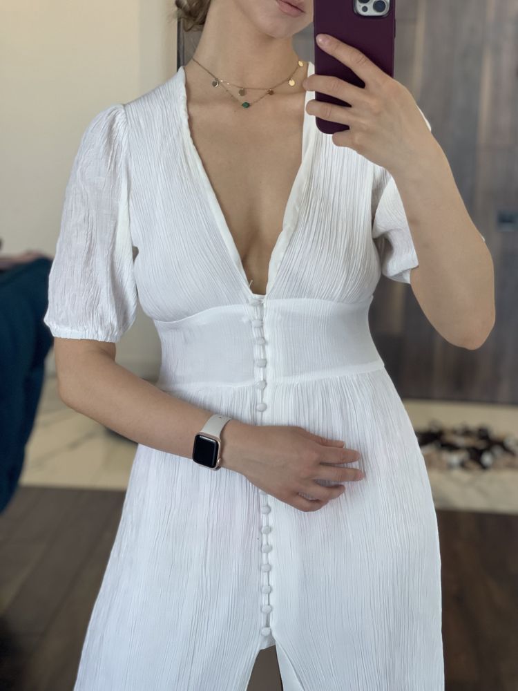 Трендова сукня білого кольору с-м