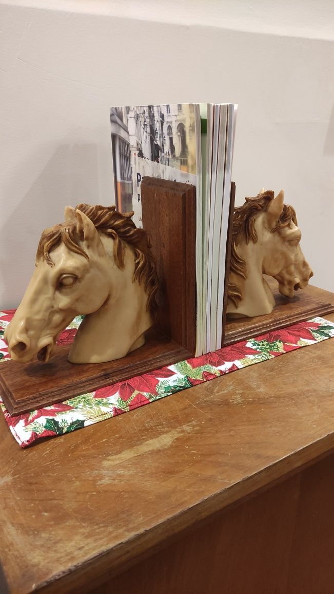 Suportes livros cavalos