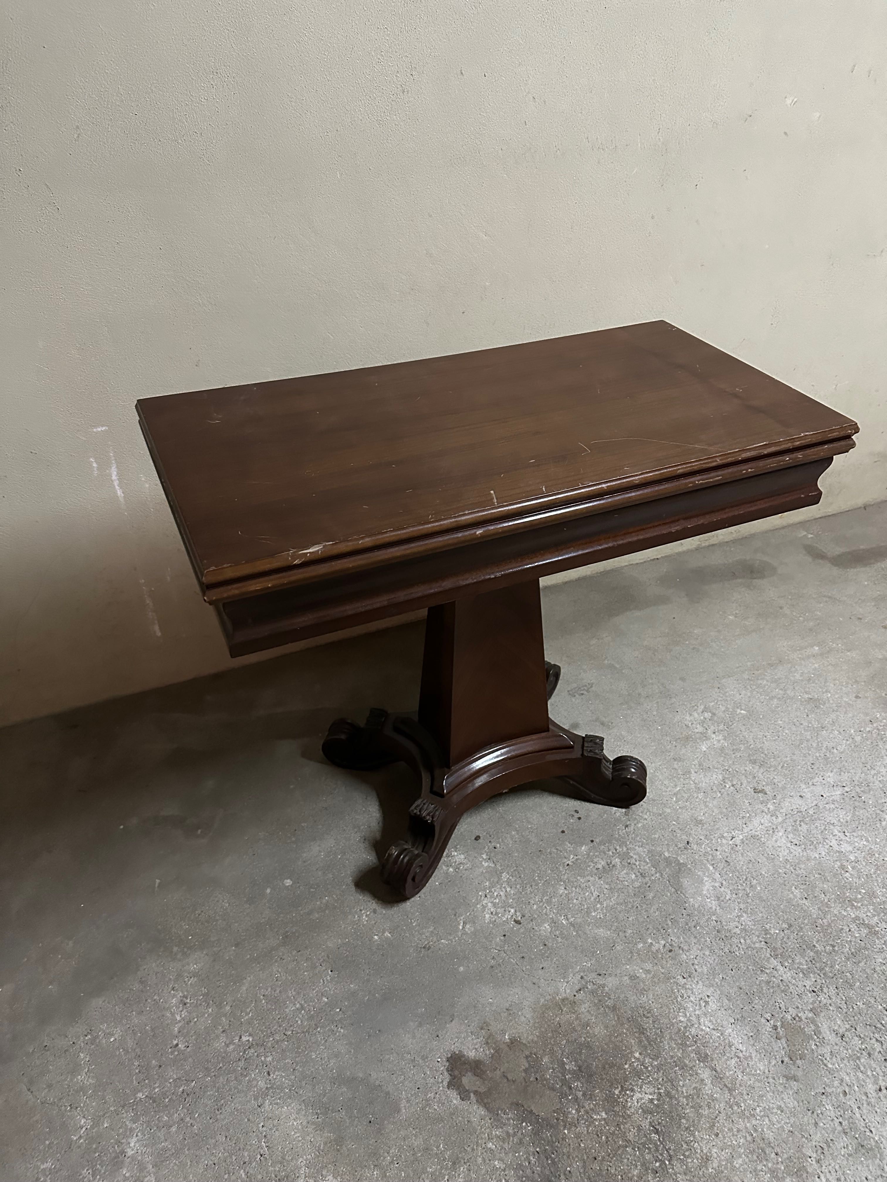 Mesa de jogo em madeira maciça com pé de viola