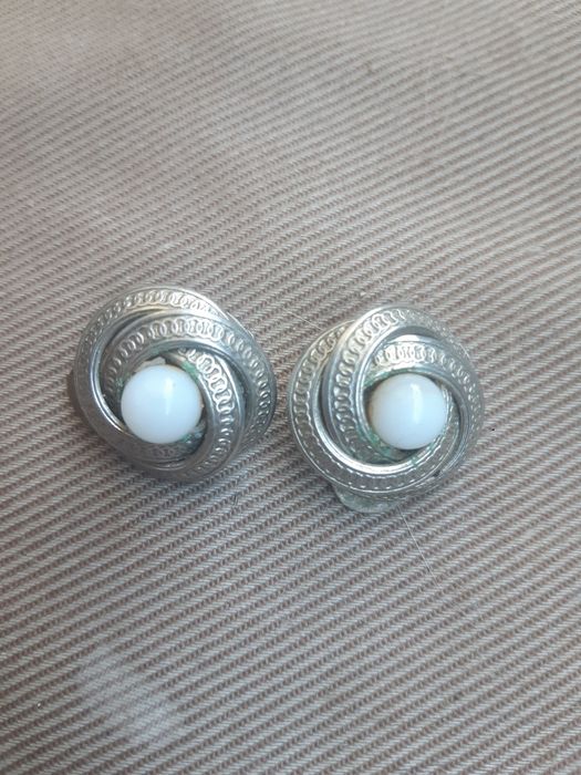 Brincos de molas antigos.