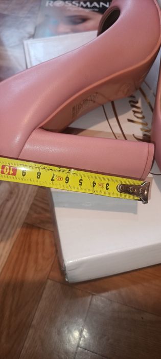 Mulanka rózowe buty na słupku