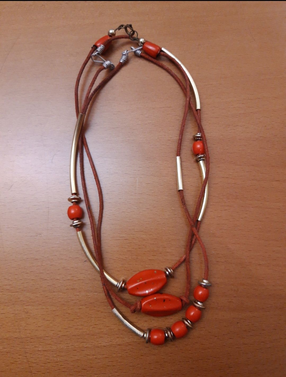 Colar de estilo étnico com pedras vermelhas e elementos dourados