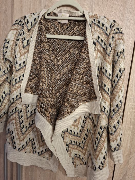 Wzorzysty kardigan ze złotą nitką